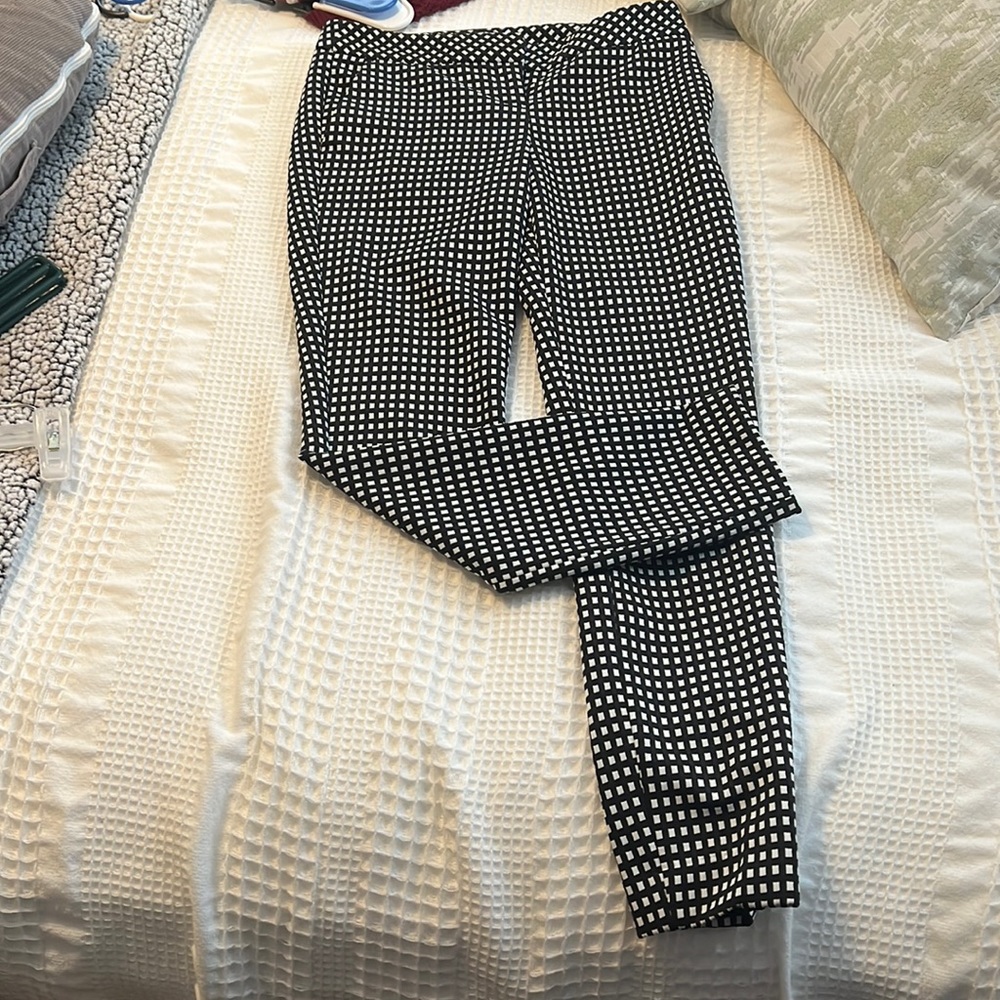 Express Columnist 00R black and white skinny pants